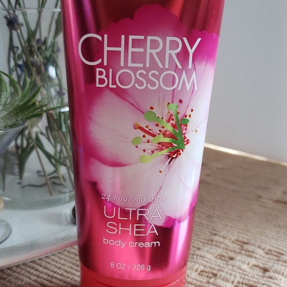 3 Bath & Body Works CHERRY BLOSSOM Body Lotion - Picture 3 of 7